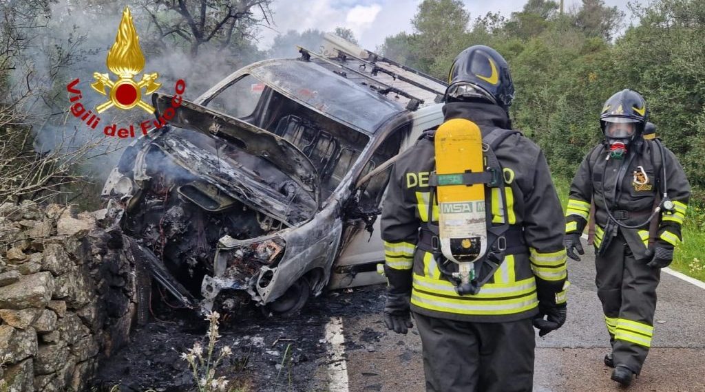 Olbia, furgone prende fuoco durante la corsa