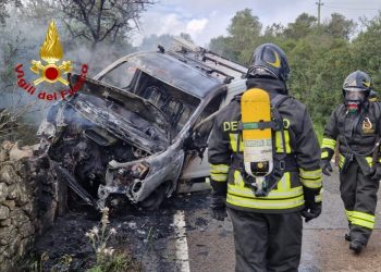 Olbia, furgone prende fuoco durante la corsa