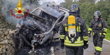 Olbia, furgone prende fuoco durante la corsa