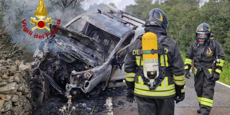Olbia, furgone prende fuoco durante la corsa