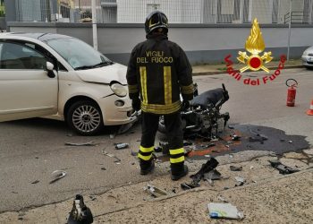 Assemini, scontro tra auto e scooter: un ferito grave