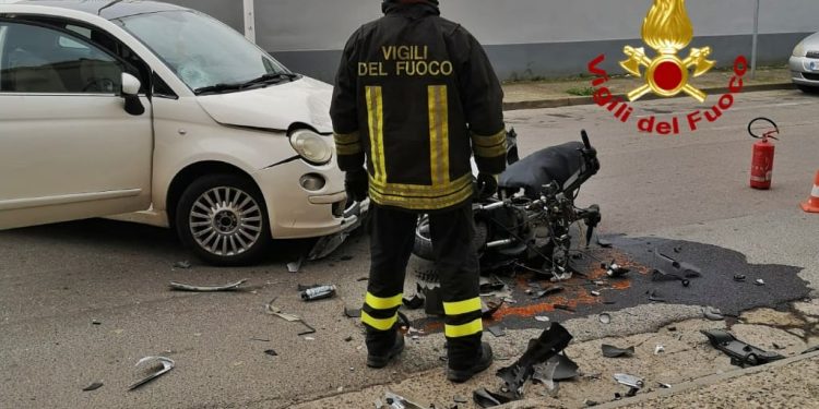 Assemini, scontro tra auto e scooter: un ferito grave
