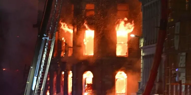 Enorme incendio alla stazione centrale di Glasgow