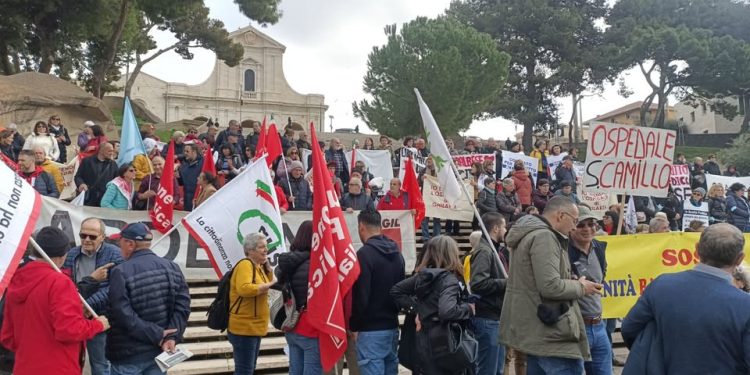 ‘Sanità pubblica al collasso’, protesta sotto il Consiglio regionale