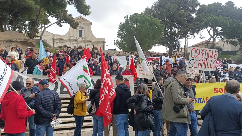 ‘Sanità pubblica al collasso’, protesta sotto il Consiglio regionale