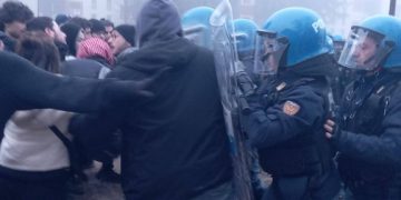 Bologna, sgombero al Pilastro: scontri tra polizia e manifestanti. Attivisti fermati
