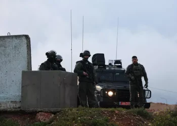 I soldati del regime sanguinario israeliano uccidono una coppia con due bambini nella Cisgiordania occupata