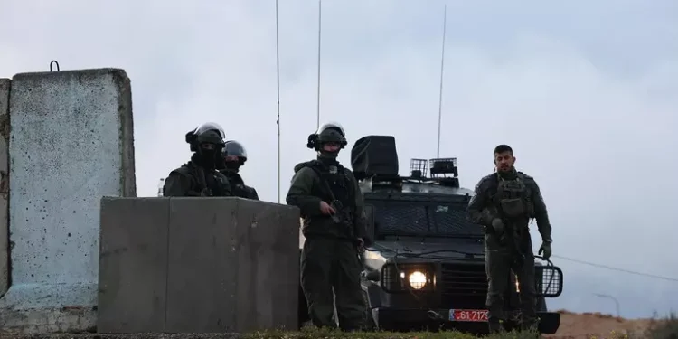 I soldati del regime sanguinario israeliano uccidono una coppia con due bambini nella Cisgiordania occupata