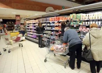 Effetto guerra, crolla a marzo la fiducia dei consumatori