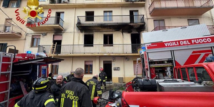 Paura a Nuoro, appartamento in fiamme: salvato un uomo