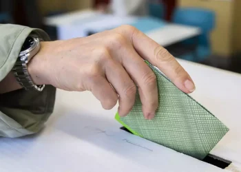 Italia al voto per il referendum. Aperti i seggi, si vota fino alle 15.00