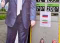 Prezzi carburante, cartonati di Trump, Meloni e Von Der Leyen nei distributori italiani