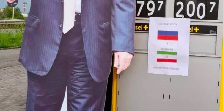 Prezzi carburante, cartonati di Trump, Meloni e Von Der Leyen nei distributori italiani