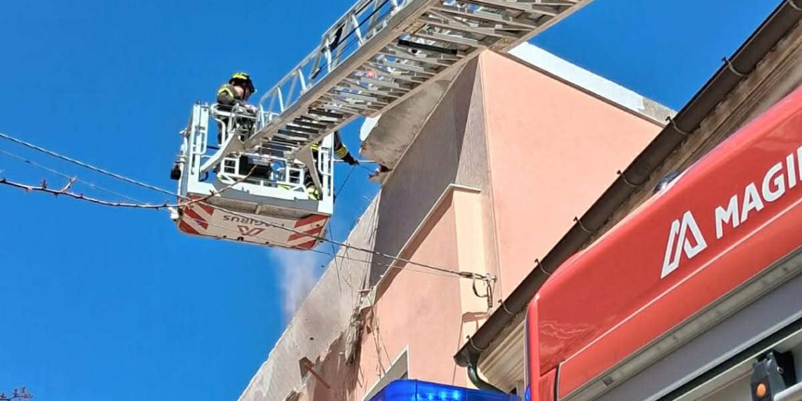 Paura ad Arzachena, crolla intonaco da palazzina: intervento dei Vigili del Fuoco