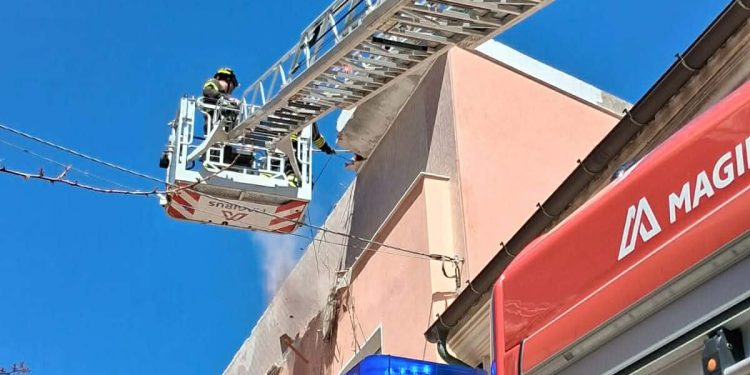 Paura ad Arzachena, crolla intonaco da palazzina: intervento dei Vigili del Fuoco