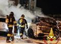 Paura a Olbia, incendio nel posteggio di un albergo: tre auto distrutte