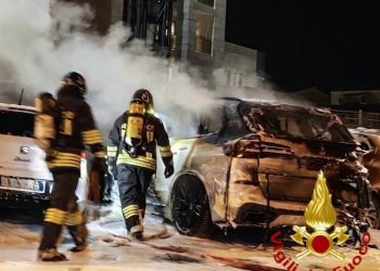 Paura a Olbia, incendio nel posteggio di un albergo: tre auto distrutte