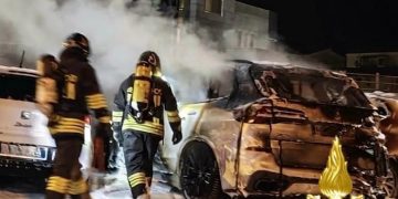 Paura a Olbia, incendio nel posteggio di un albergo: tre auto distrutte