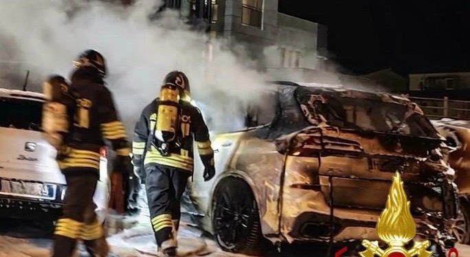 Paura a Olbia, incendio nel posteggio di un albergo: tre auto distrutte