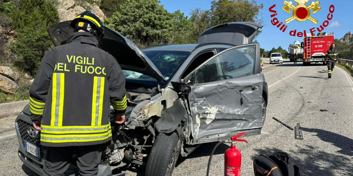 Scontro tra auto e camion a San Pantaleo: due persone ricoverate in ospedale