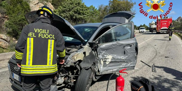 Scontro tra auto e camion a San Pantaleo: due persone ricoverate in ospedale