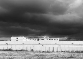 Rivolta dentro il Cpr di Macomer: presidio anarchico solidale