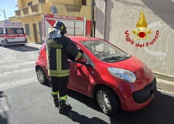 Scontro tra due auto a Zeddiani: una persona incastrata dentro l’auto