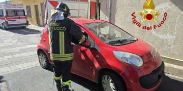 Scontro tra due auto a Zeddiani: una persona incastrata dentro l’auto
