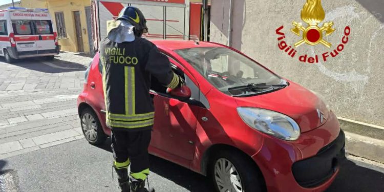 Scontro tra due auto a Zeddiani: una persona incastrata dentro l’auto