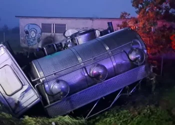 Scontro tra un autocarro e una macchina, tre morti