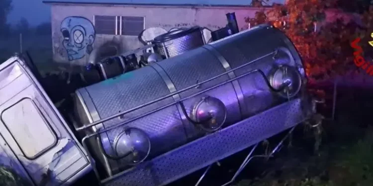 Scontro tra un autocarro e una macchina, tre morti