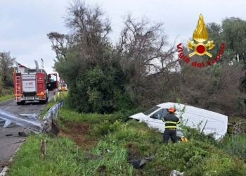 Col furgone esce di strada a Cuglieri: una persona in gravi condizioni