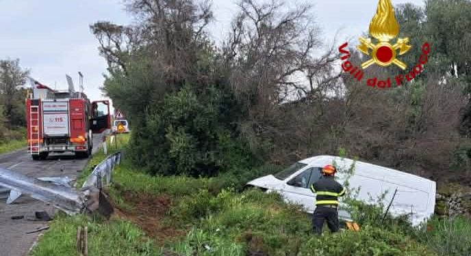 Col furgone esce di strada a Cuglieri: una persona in gravi condizioni