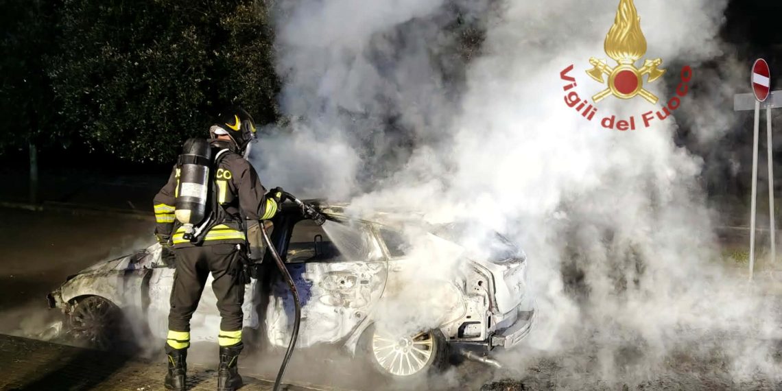 Auto in fiamme vicino al cimitero di Dolianova