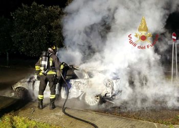 Auto in fiamme vicino al cimitero di Dolianova