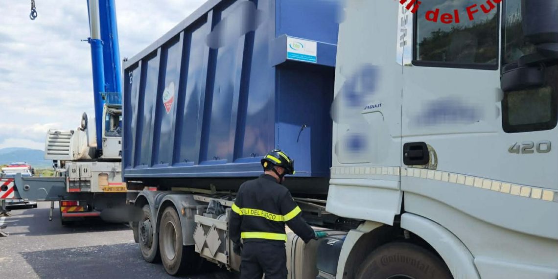 Mores, camion dei rifiuti si ribalta: un ferito