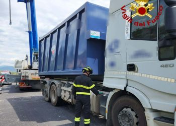 Mores, camion dei rifiuti si ribalta: un ferito