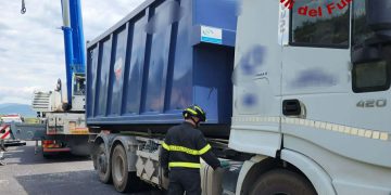 Mores, camion dei rifiuti si ribalta: un ferito