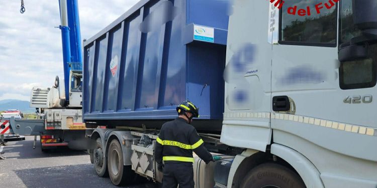 Mores, camion dei rifiuti si ribalta: un ferito