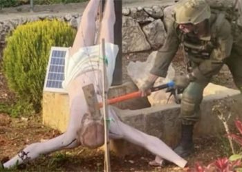 Follia israeliana, soldato sionista profana una statua di Gesù in Libano