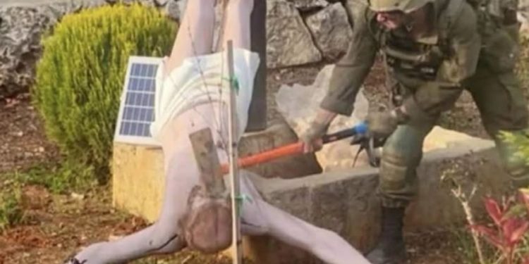 Follia israeliana, soldato sionista profana una statua di Gesù in Libano