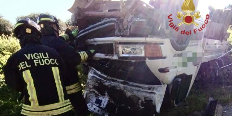 Gravissimo incidente sulla SS 196 Villacidro: scontro tra auto e furgone, due persone ferite