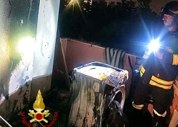 Abitazione in fiamme ad Alghero, in azione i Vigili del Fuoco