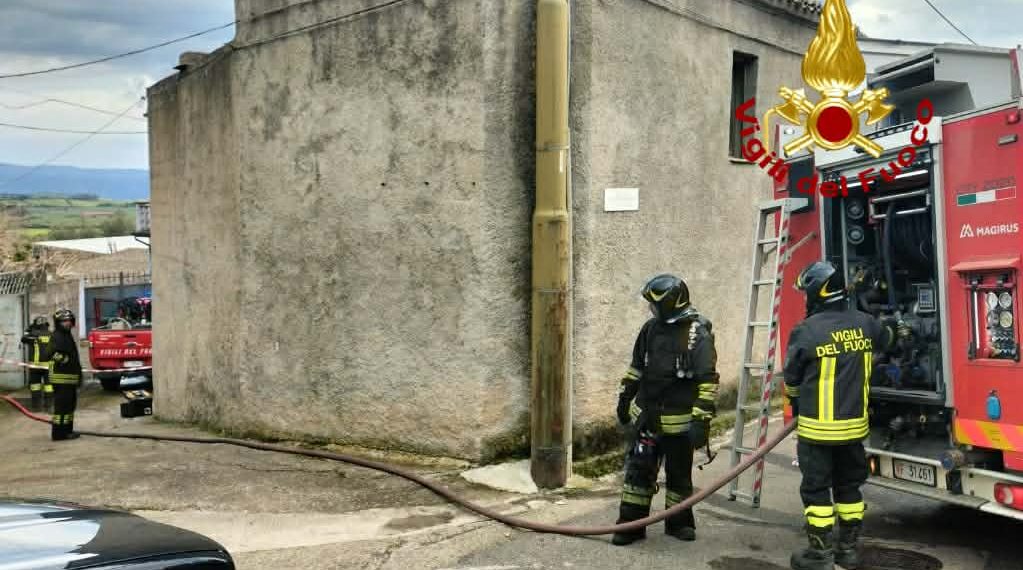 Paura a Nurri, abitazione in fiamme nel centro abitato