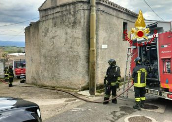 Paura a Nurri, abitazione in fiamme nel centro abitato