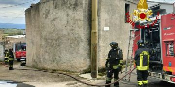 Paura a Nurri, abitazione in fiamme nel centro abitato