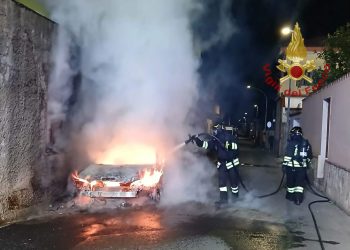 Paura a Maracalagonis, auto a fuoco nella notte: minacciata una casa