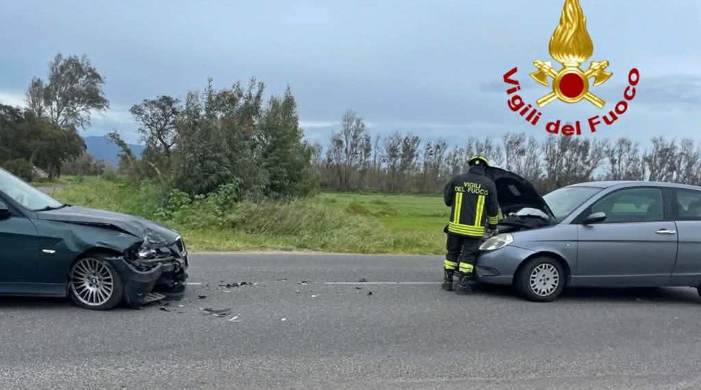 Scontro tra due auto ad Arborea: un ferito