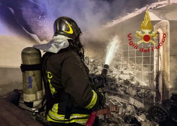 Incendio a Zerfaliu: distrutto capannone e due automezzi