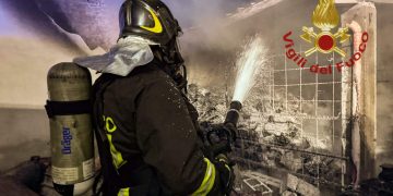 Incendio a Zerfaliu: distrutto capannone e due automezzi